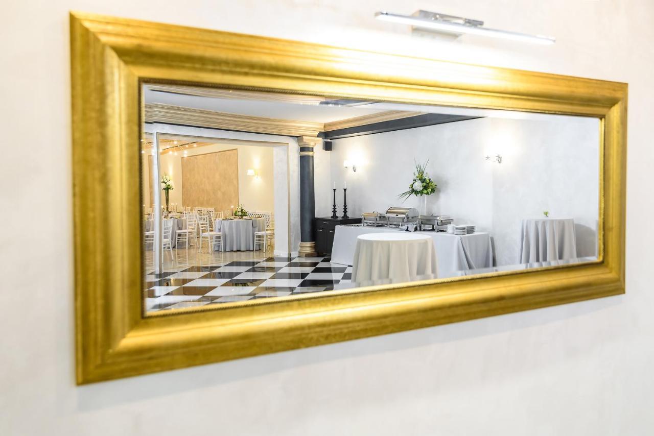 Hotel Capital With Private Wellness นิตรา ภายนอก รูปภาพ