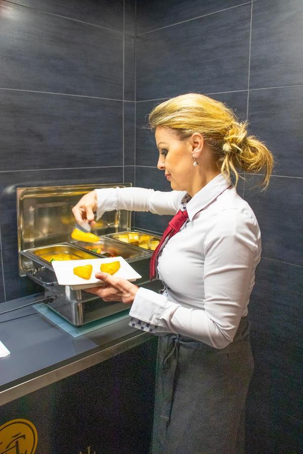Hotel Capital With Private Wellness นิตรา ภายนอก รูปภาพ