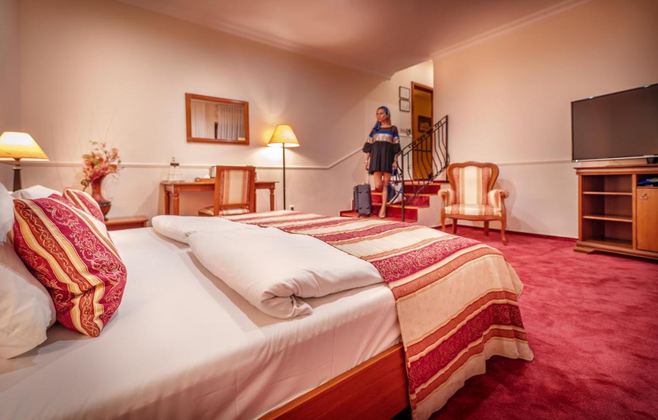 Hotel Capital With Private Wellness นิตรา ภายนอก รูปภาพ