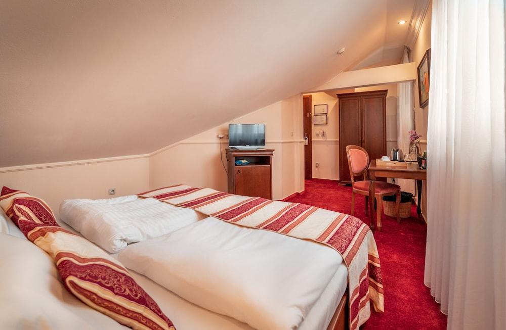 Hotel Capital With Private Wellness นิตรา ภายนอก รูปภาพ