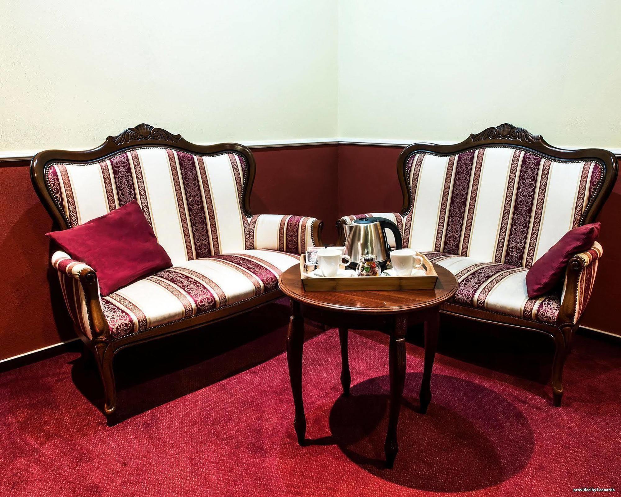 Hotel Capital With Private Wellness นิตรา ภายนอก รูปภาพ