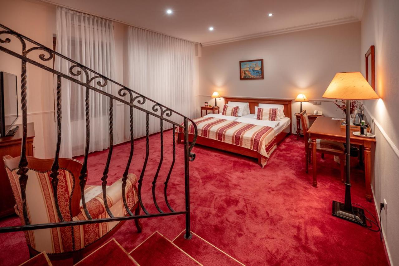 Hotel Capital With Private Wellness นิตรา ภายนอก รูปภาพ